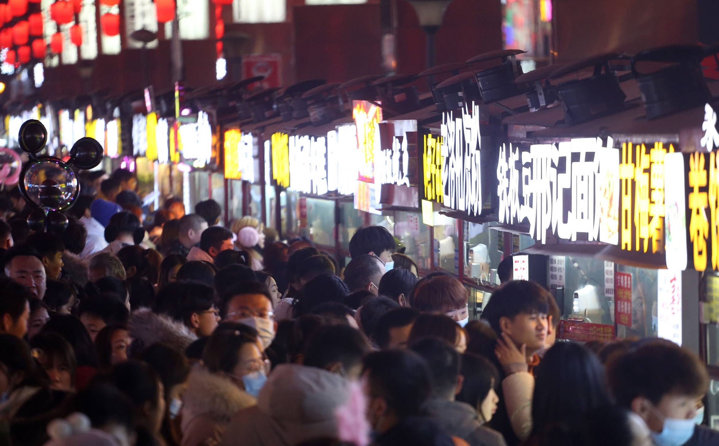 元旦长假美食街最受宠，吃啥都要排队，吃完饭半小时打不到出租车