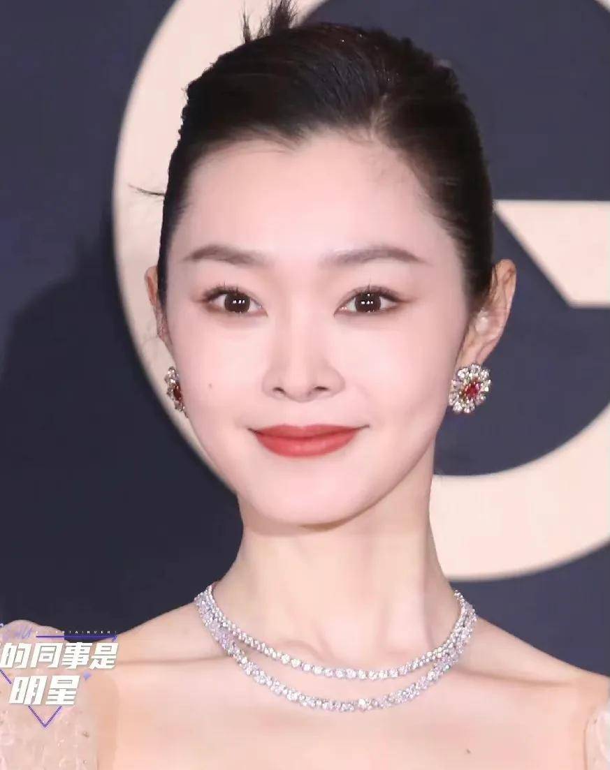 景甜今天的活动是时尚先生之夜,咱们就来盘点一下女明星的造型生图.