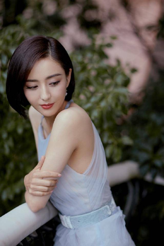发型佟丽娅只是换波波头发型,身穿针织衫搭配超短裙,清爽气质又减龄