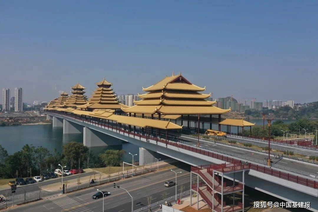 鳳凰嶺大橋位於廣西柳州市河東大橋與鷓鴣江大橋之間,是柳州市第一座