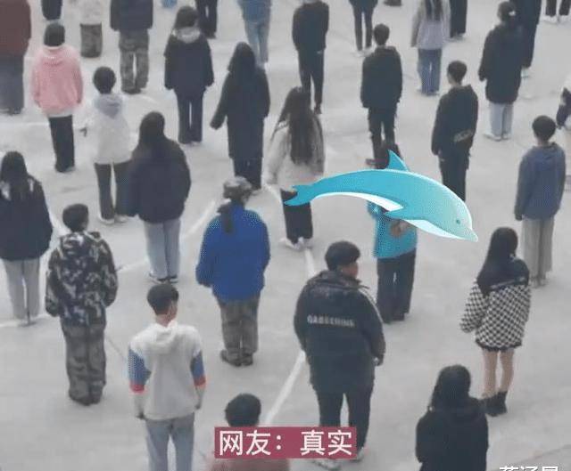 部位 湖南：高校女生做早操，穿裤袜短裙，寒风中冻得瑟瑟发抖