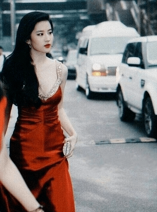 发型女明星的惊艳瞬间：刘亦菲犹如落入凡间的仙女，热巴好清纯