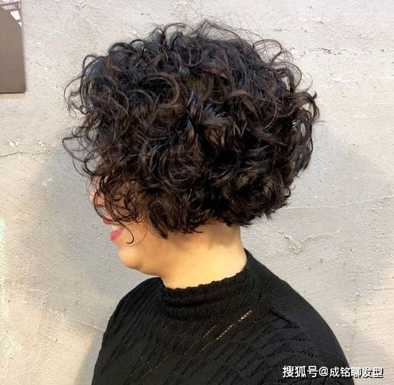 卷发60岁后最不适合的三个发型，第一个显老，第二个没女人味，莫踩雷
