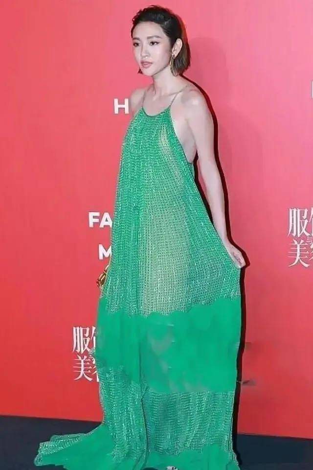 原创唐艺昕太会玩性感穿渔网肚兜裙不能细看性感又超前