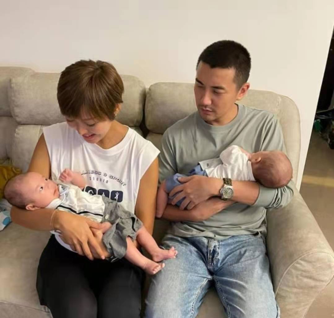 tvb人气小生负责女儿夜间喂奶员,不够睡直言过程辛苦_永城_amber_留言