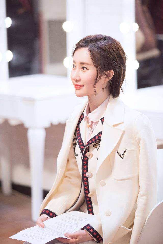 发型看了舒畅的长发后，终于明白她为何剪摩卡波波头发型，漂亮又减龄