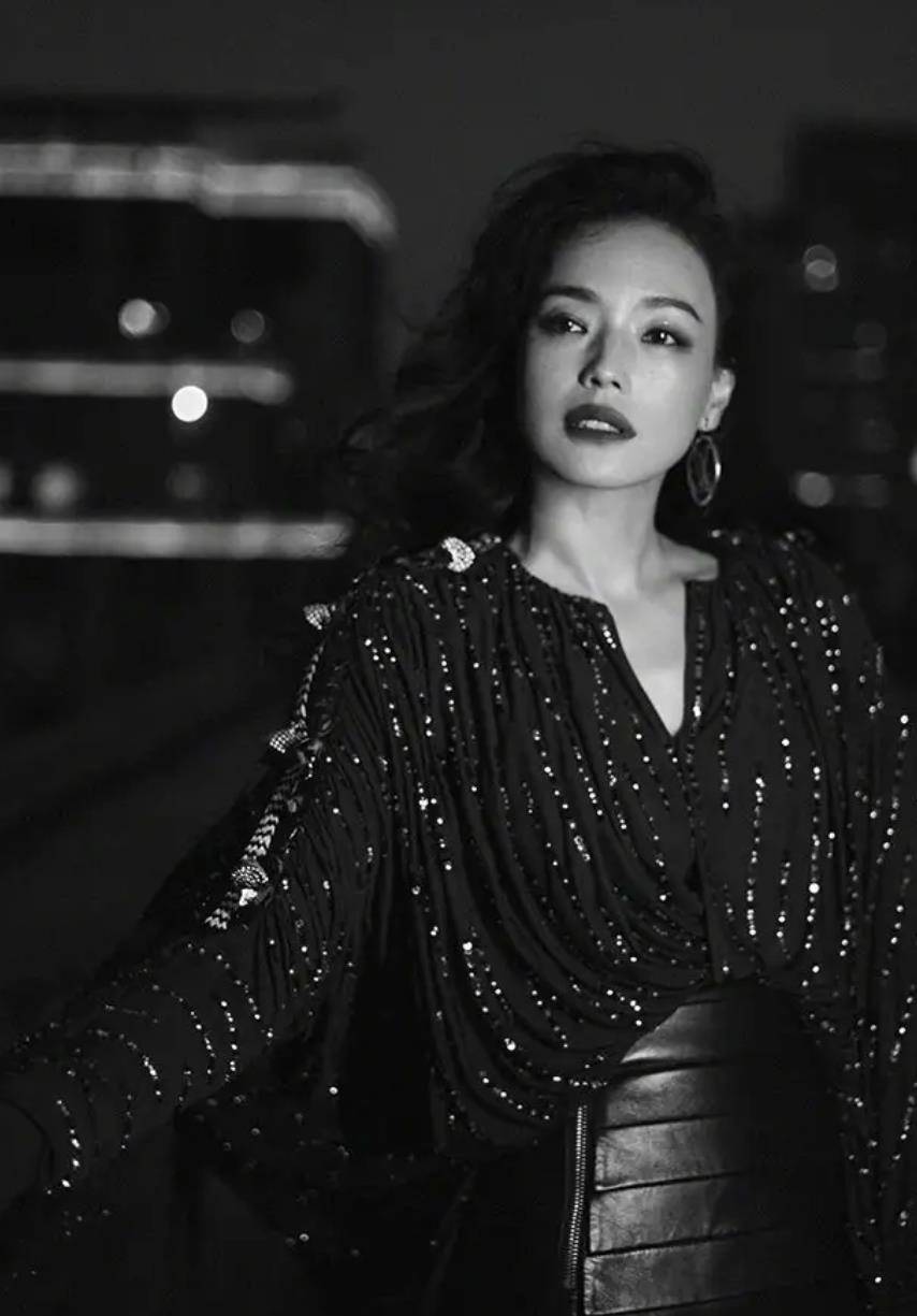 卷发舒淇真是太绝了，星空穿上身氛围感拉满，卷发大红唇尽显气质美