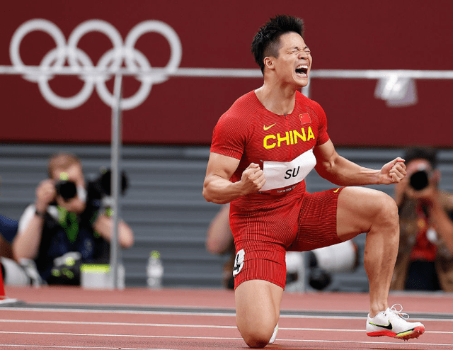 的苏|苏炳添用上了国产旗舰手机！9秒83功臣刚回国，就被小米火速敲定