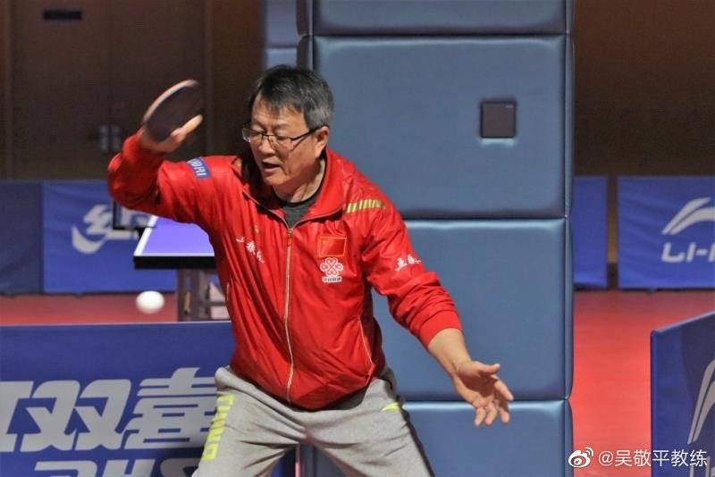 直板打法面部发力抢镜,退休后开班培养教练_吴敬平_许昕_国乒