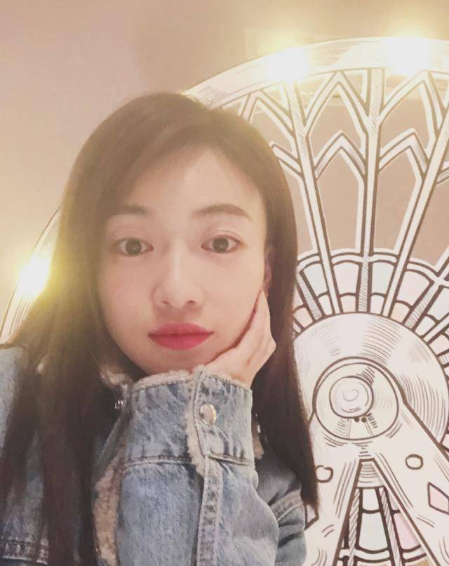 黑色 29岁吴谨言变身“时尚达人”，个性穿搭美出新高度，赶紧学起来吧