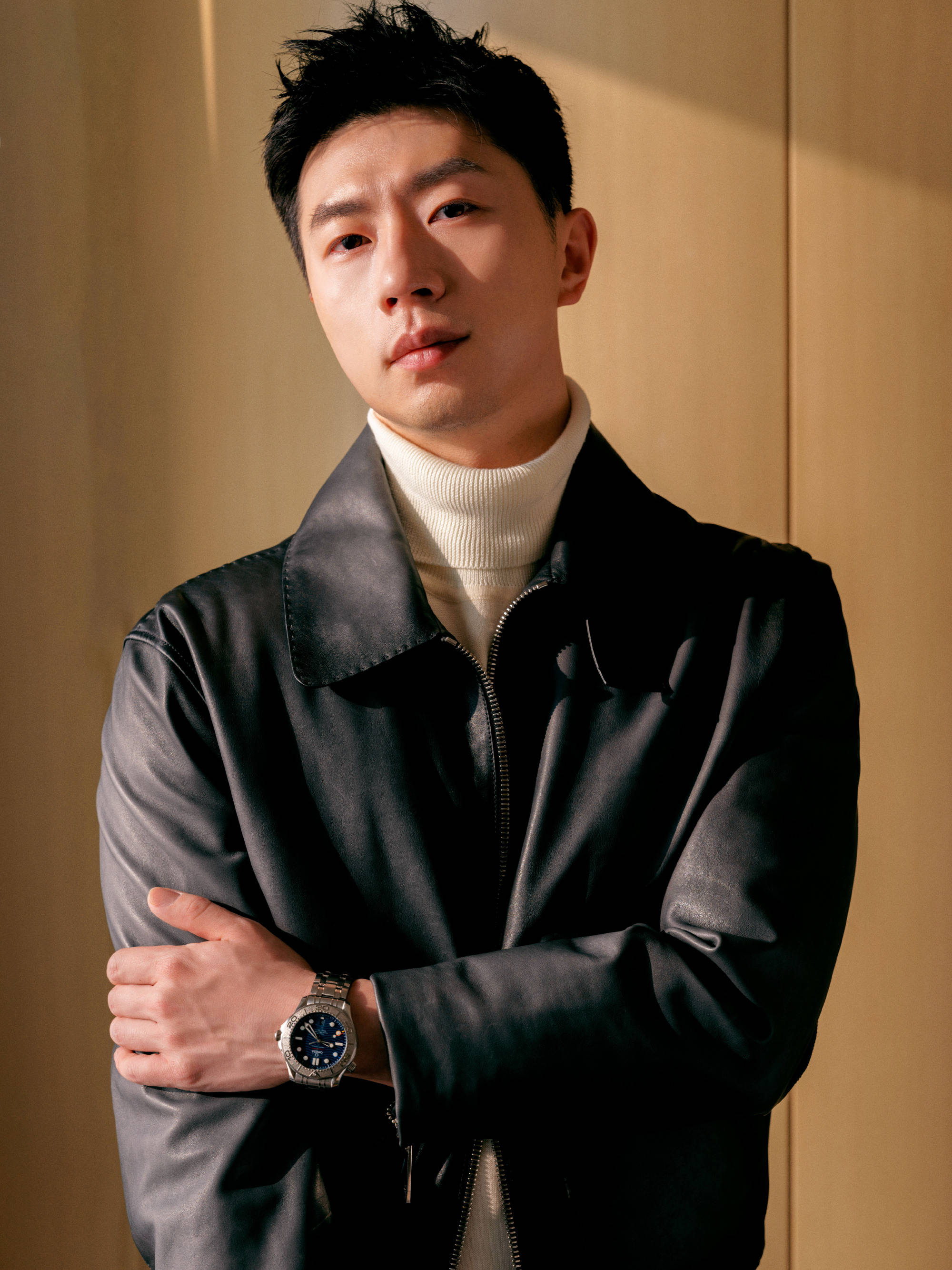 原创马龙穿皮衣帅气亮相青岛展示名表又酷又帅举杯畅饮气质绝了