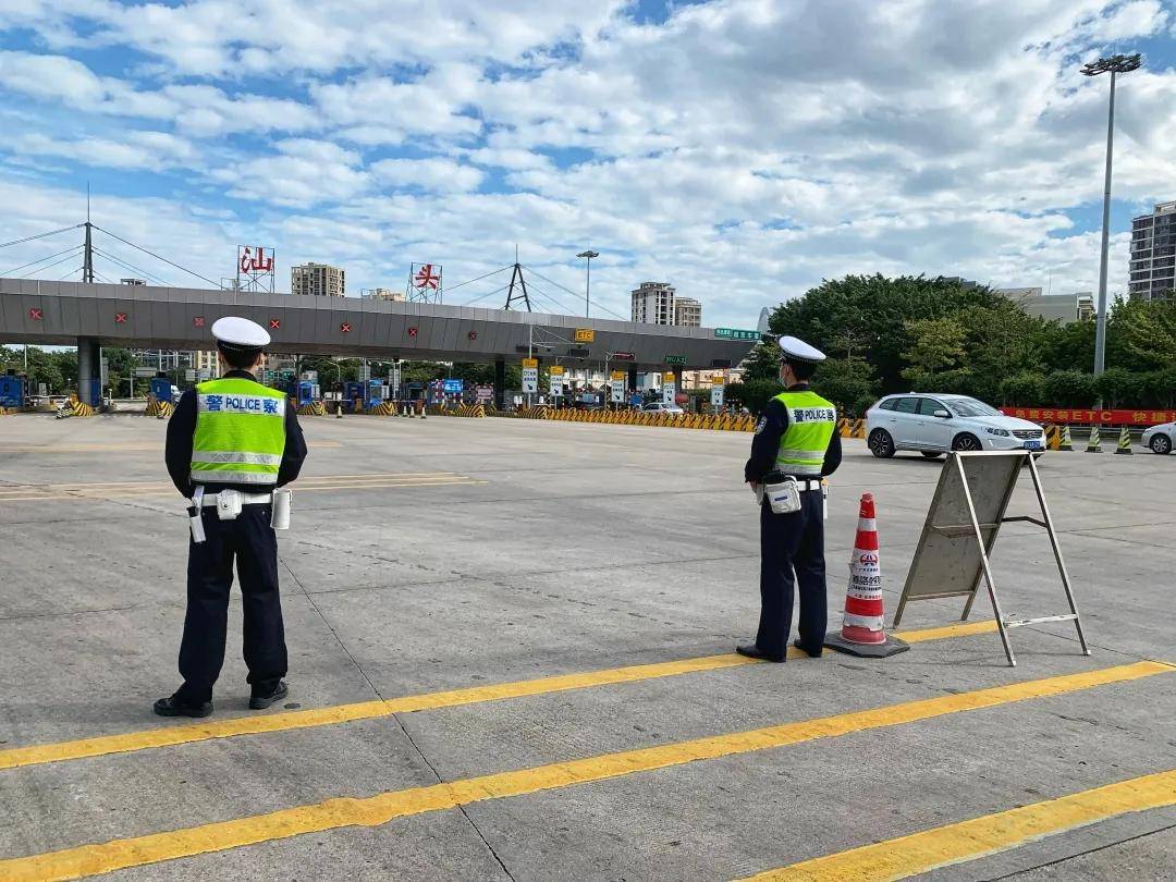 76767日上午10时许,在沈海高速公路汕头中山收费站广场,交警高速