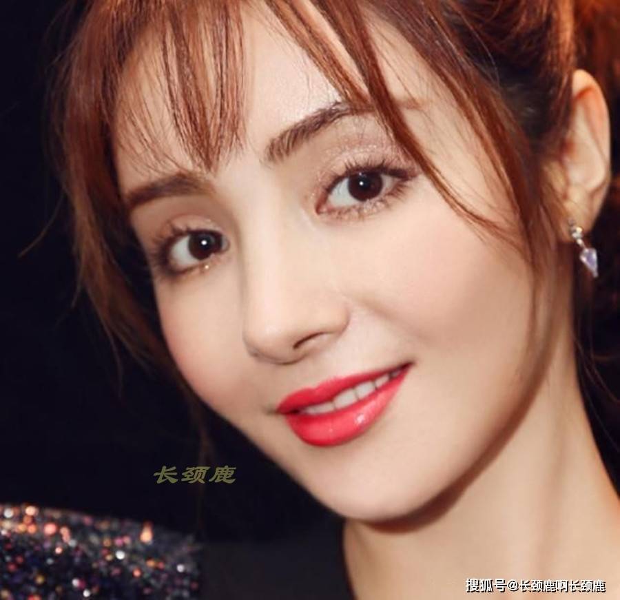 她的鼻子也是新疆人特征特别明显,就是非常的高挺,从侧面看有一种弧度