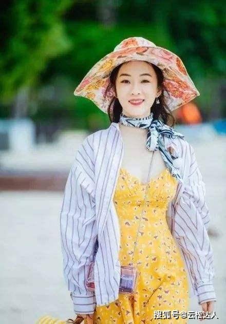 霍思燕胸前美人痣一般人都没有 穿低胸吊带亮相 大颗美人痣闪眼 身材 气质 时尚