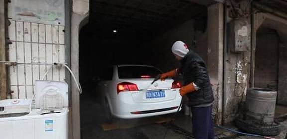 集团女老总洗车_洗车卡通图片