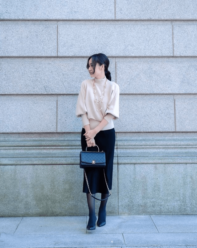 年纪越大越要有点女人味,这位50岁大姐基础色演绎优雅风,太气质