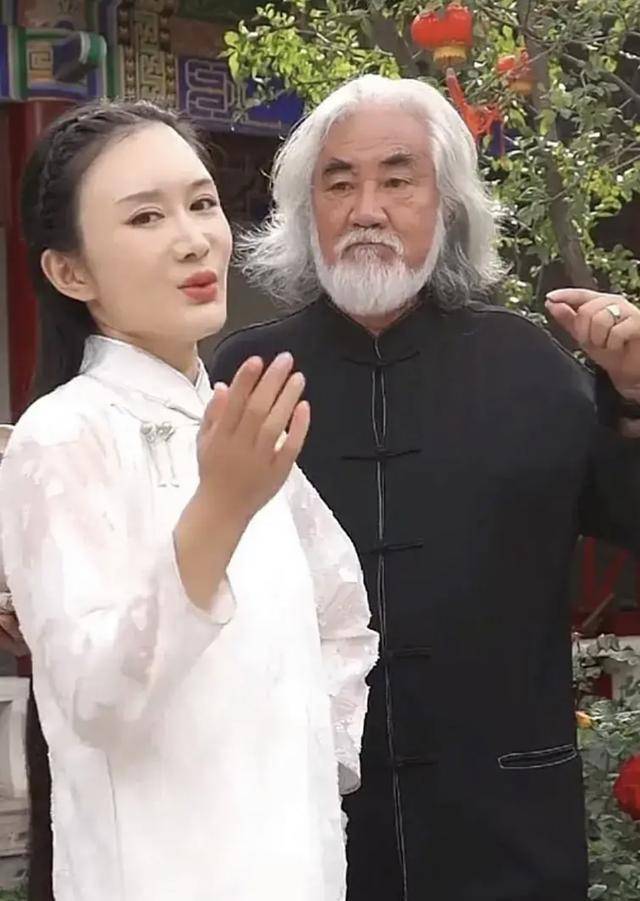 杜星霖 张纪中小31岁娇妻太会穿，温婉系穿搭更显气质，魅力满分