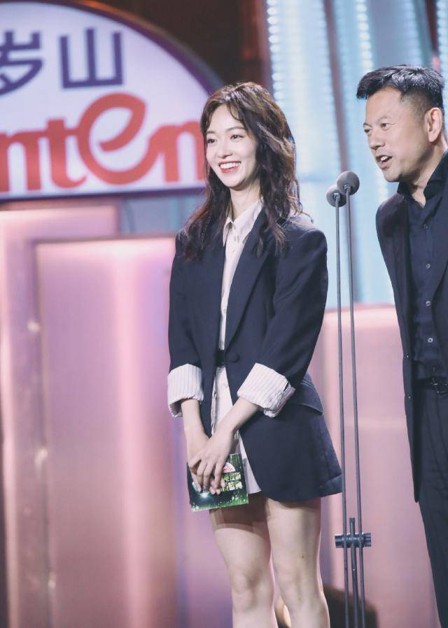 黑色 29岁吴谨言变身“时尚达人”，个性穿搭美出新高度，赶紧学起来吧