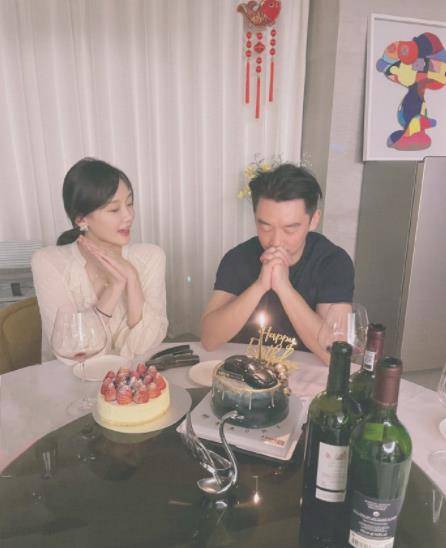 女神苗苗早起为老公冲咖啡，挂郑恺身上超腻歪，女儿小酸奶英文名曝光