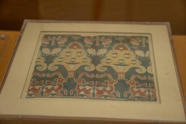  丝绸之路上有这么多大度的丝绢，新疆的文物真是太美了