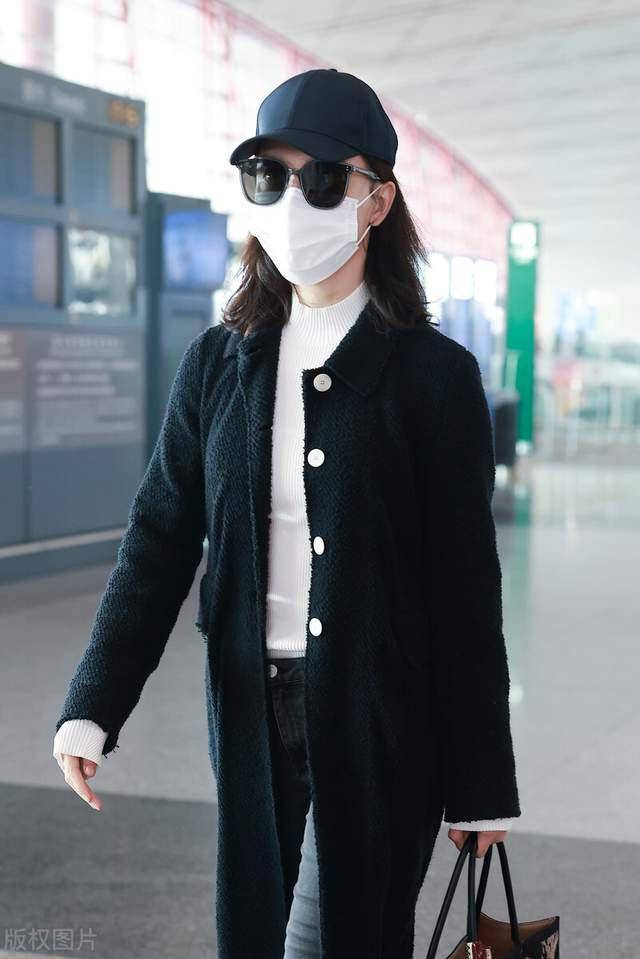 小姑娘 陈数真是气质女神,穿卡其色条纹连体裤清爽时髦,身材不输小姑娘