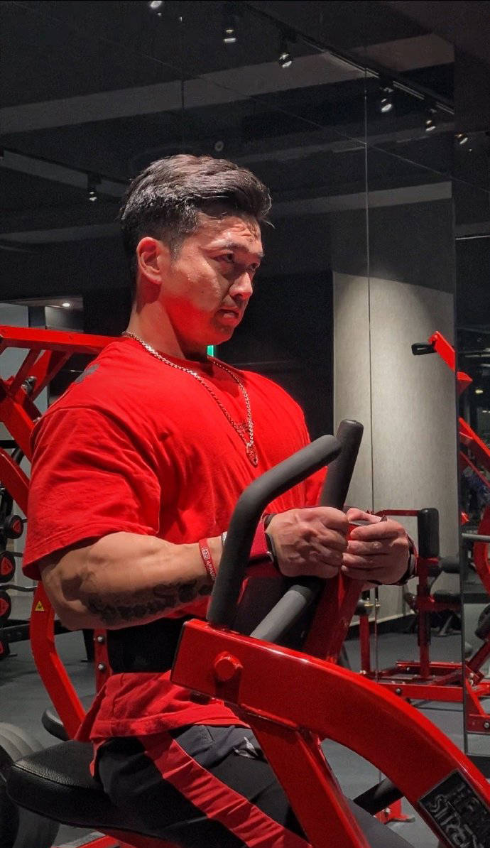 43岁的肌肉大叔是主持人也是健身达人霸气麒麟臂健壮给力