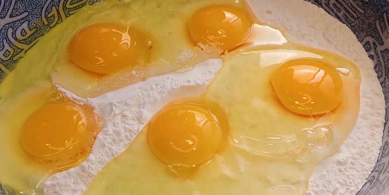 做法|1碗面粉5个鸡蛋，分享你想不到的做法，比馒头简单，比油条还香