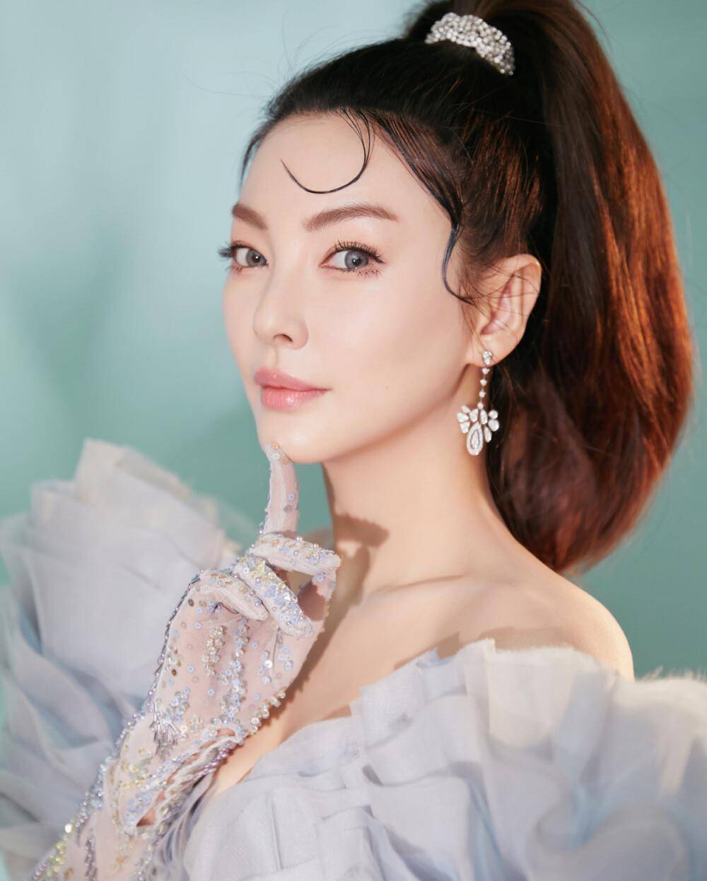 张雨绮人人都喜欢这3种双眼皮吧?笑起来太好看了