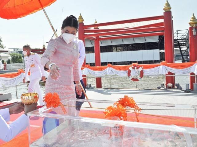 神兽 泰国神兽公主35岁生日！一天连换两套泰服都好美，匍匐在地秀曲线