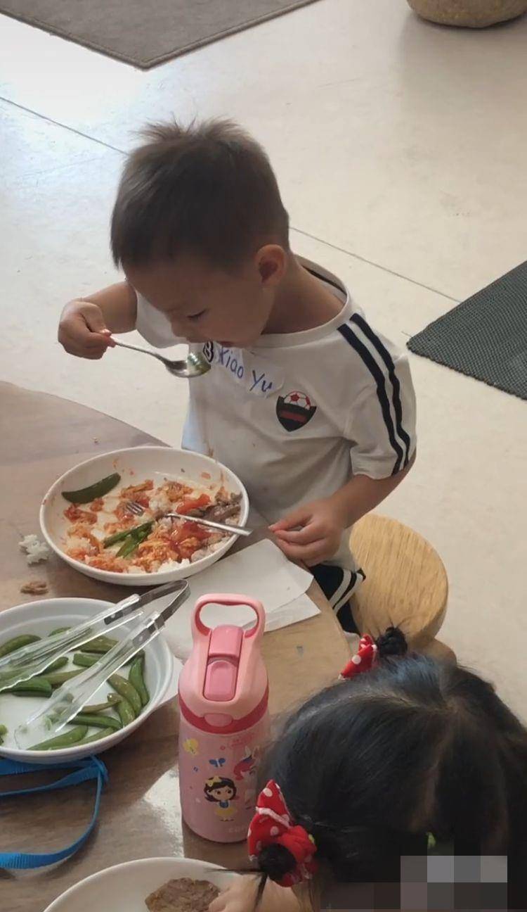 生活|林丹3岁儿子上幼儿园，大口吃饭超乖巧，模样越来越像谢杏芳