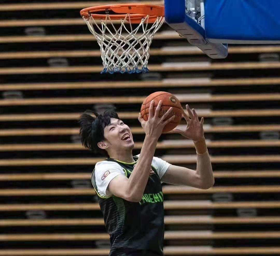 中锋|周琦剪了一个新发型！他在澳洲煎牛排、烤鸡翅，自嘲没鸡蛋灌饼香
