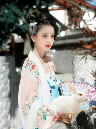 发型古装剧和现代剧妆容一样的女明星们，你们能走点心吗？
