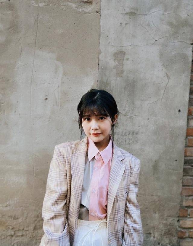 发型赖美云恢复后首晒全身照，长发变短发全靠扎辫子，又学会了一招