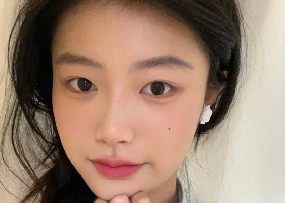 张雨绮人人都喜欢这3种双眼皮吧?笑起来太好看了