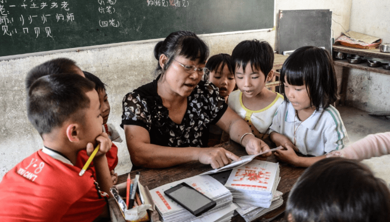 床单|幼儿园学生背床单被套回家，得知原因让人心疼，网友却说风凉话