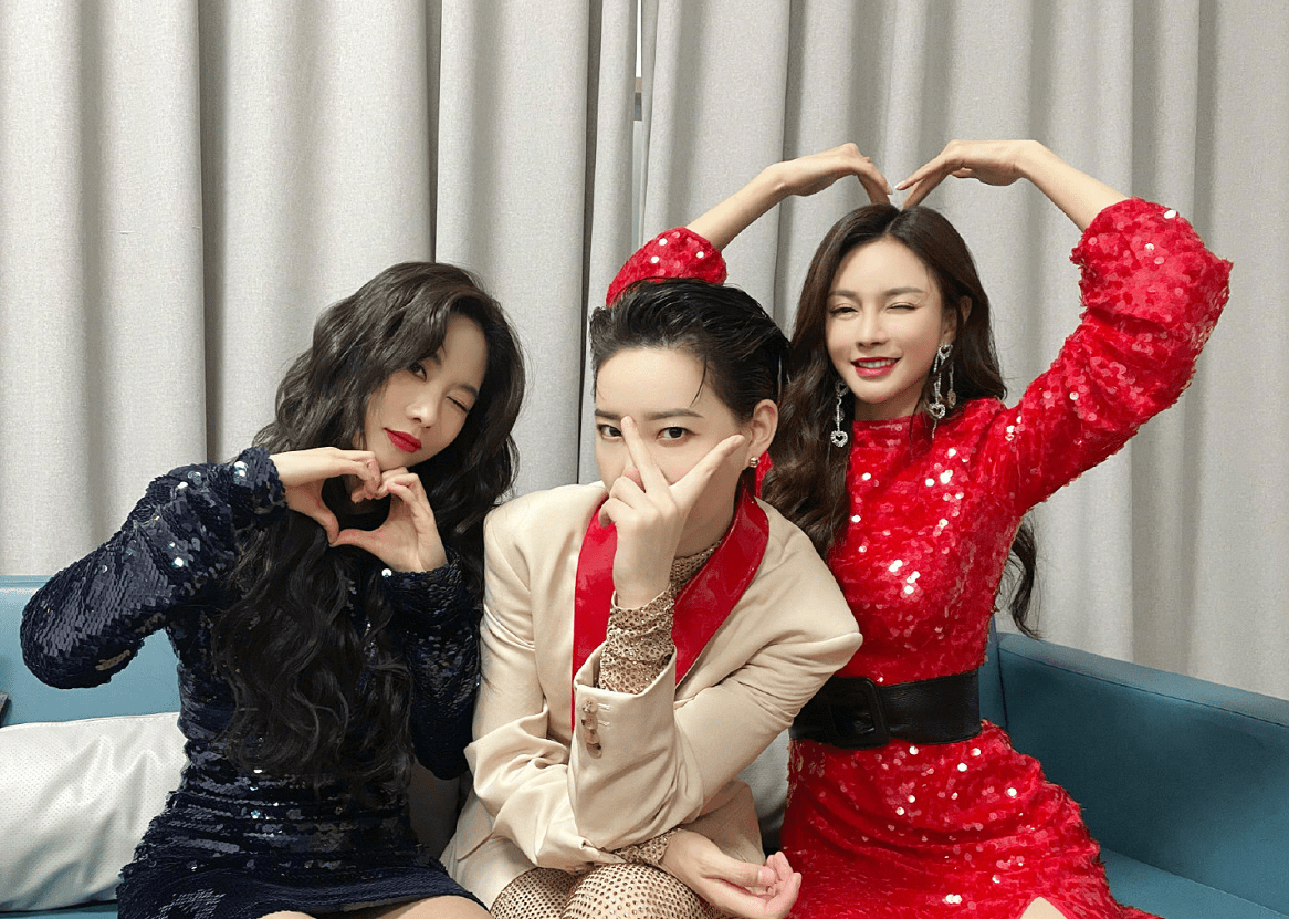 鞠婧祎 芒果年货节：李宇春超A造型配红唇，鞠婧祎似童话公主