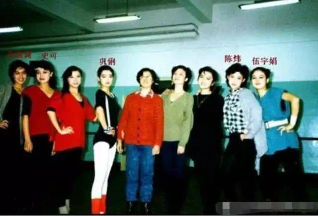 浅色浅色裙装和浅色大衣的结合，可以让女性的温柔美感突出