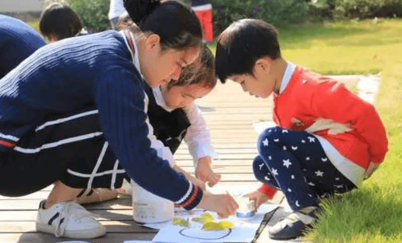 高社会|幼儿园老师给学生换衣服，掉落的东西，令这位老师隔天提出辞职