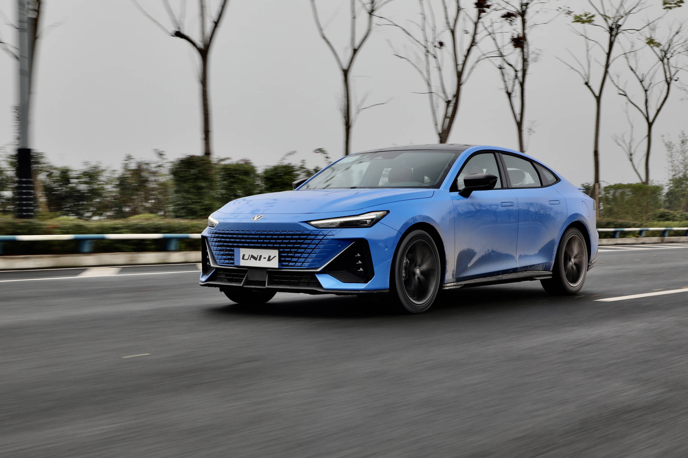 轿跑也可以走量抢先试驾长安univ