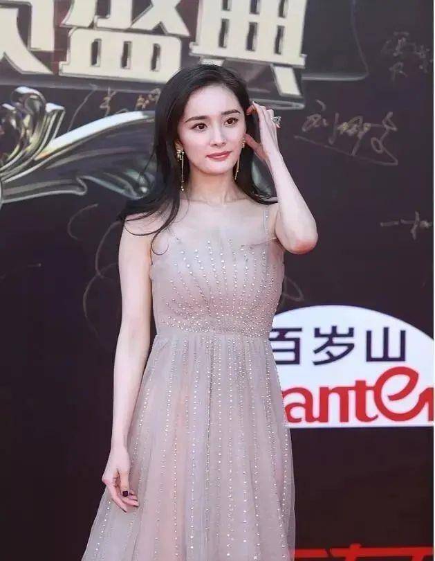 内衣关晓彤“副乳”太明显，身材越来越有料，网友：鹿晗眼光真好
