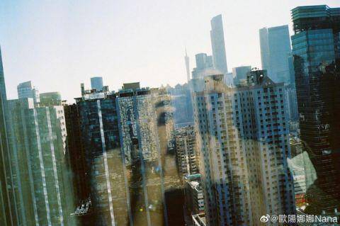 diary欧阳娜娜分享日常美照 一袭红裙配黑发美艳动人