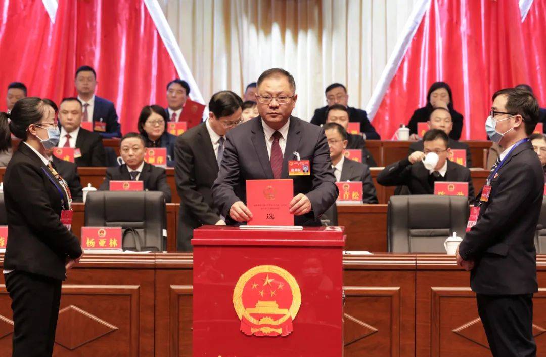 新一届清镇市人大常委会市政府领导班子选举产生