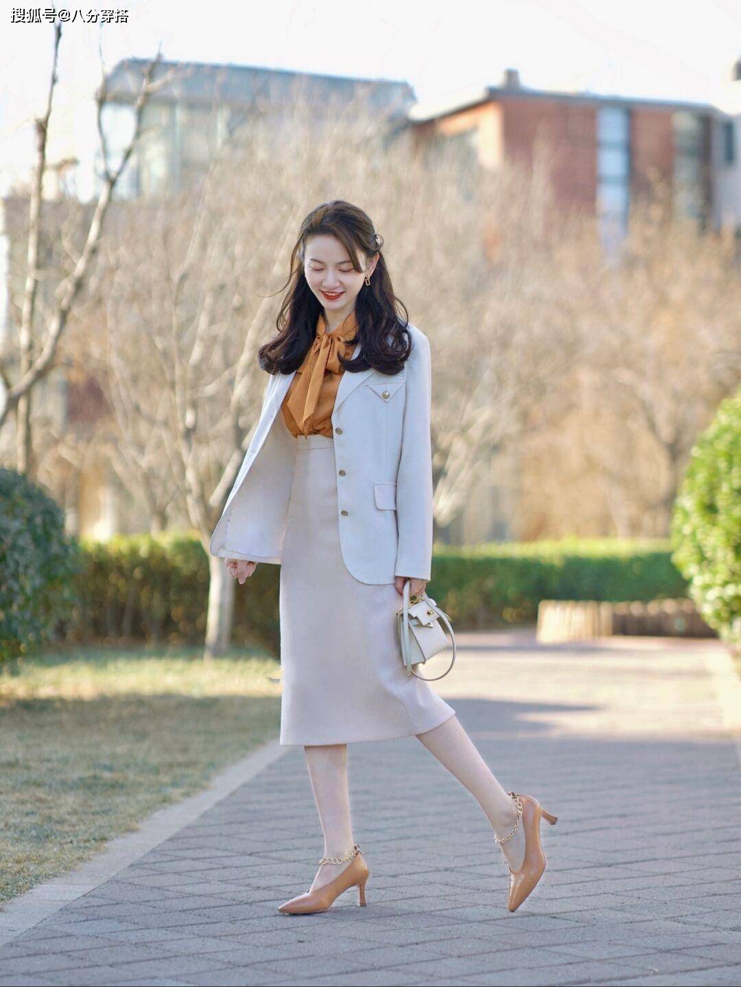 黑色 成熟女性不要乱穿衣,试试这些干练的“西装”搭配,时髦又有气场