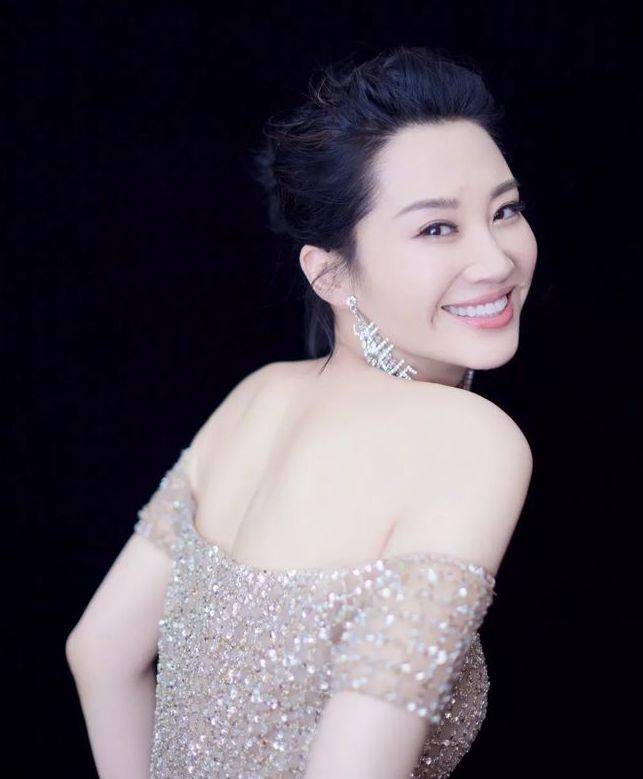 美人女人到50岁不想被叫“大妈”，许晴这4点值得学习，减龄又有气质