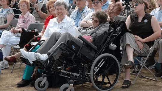 因为|肯尼迪家千金，出生即躲藏20年，又被父亲骗上手术台，彻底变傻