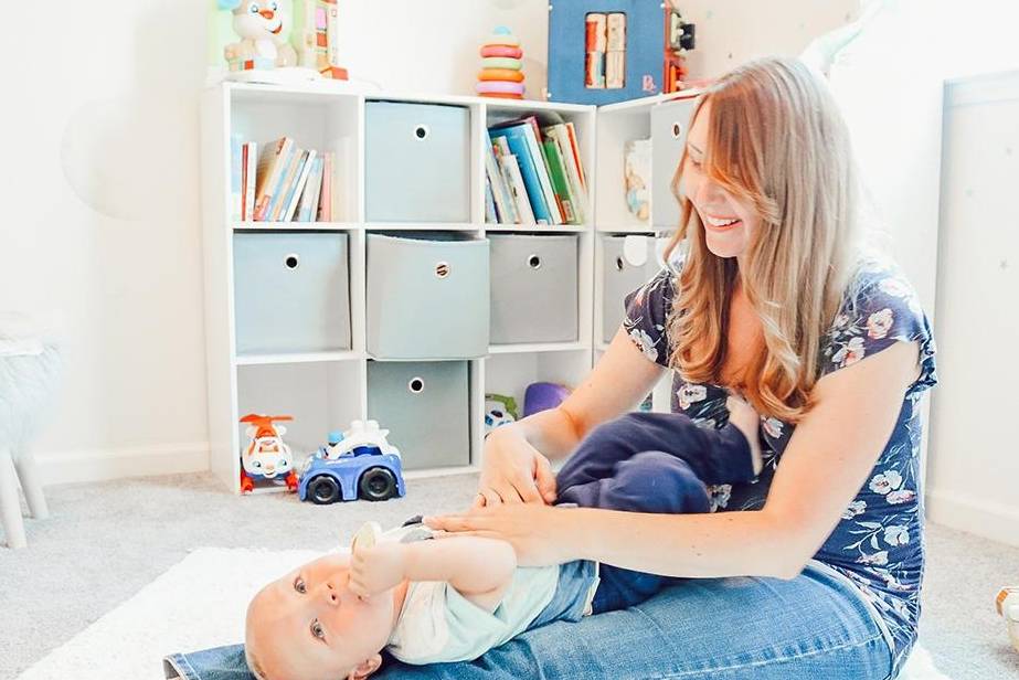 现实|10岁女儿考第一名，爸爸想抱抱，无奈被现实打败，妈妈在一旁哭了