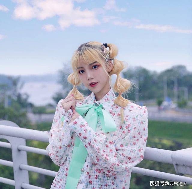 发型麻花辫已经过时了，今年流行“灯笼辫”，简单易学，适合各种脸型