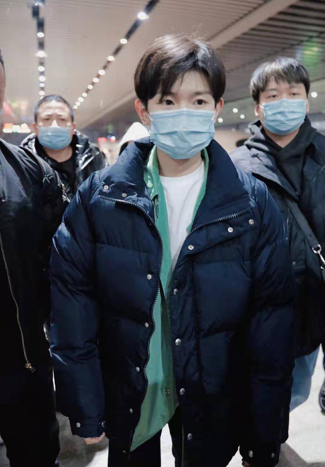 的作用 学习王源蓝色羽绒服配同色系牛仔裤穿搭,做冬季温暖时尚的小哥哥