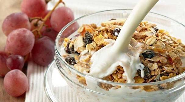 现实|10岁女儿考第一名,爸爸想抱抱,无奈被现实打败,妈妈在一旁哭了