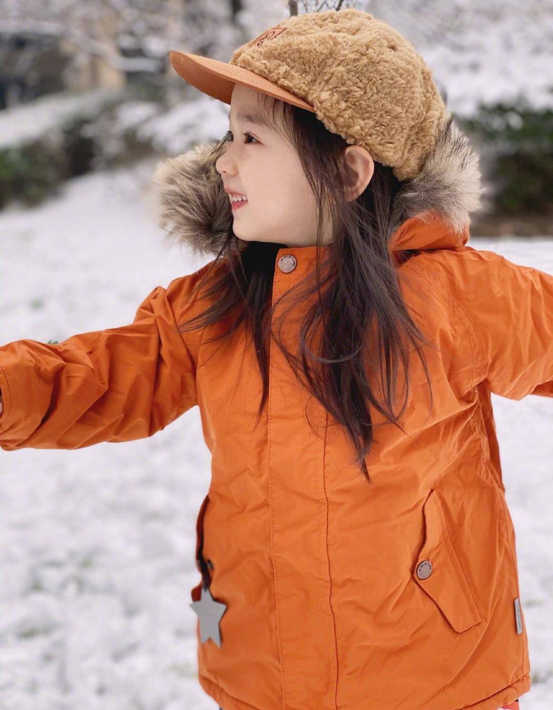 董璇董璇晒女儿雪地撒欢九宫格，小酒窝手拿棒棒糖像极了爸爸高云翔